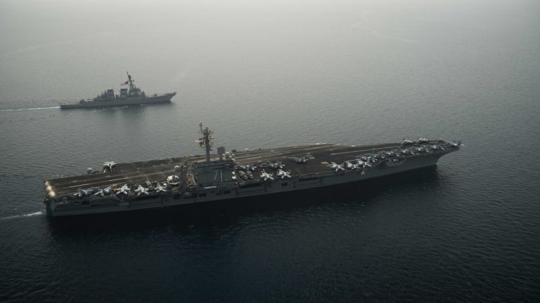 VIDEO | „Tangou” periculos: O navă militară americană și una rusească, la un pas de coliziune în Marea Arabiei