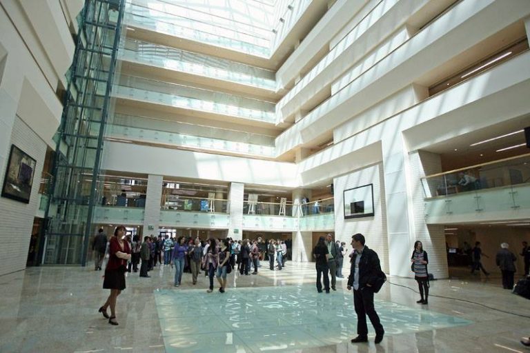 Guvernul intervine în scandalul petrecerii de Revelion de la Biblioteca Naţională. Director: Un „eveniment artistic”