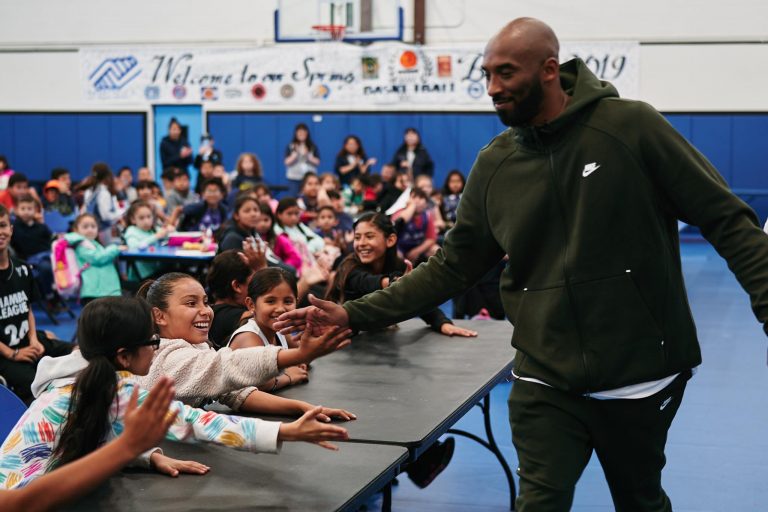 VIDEO CNN: Tragedie în lumea baschetului mondial: Kobe Bryant și fiica sa de 13 ani au murit