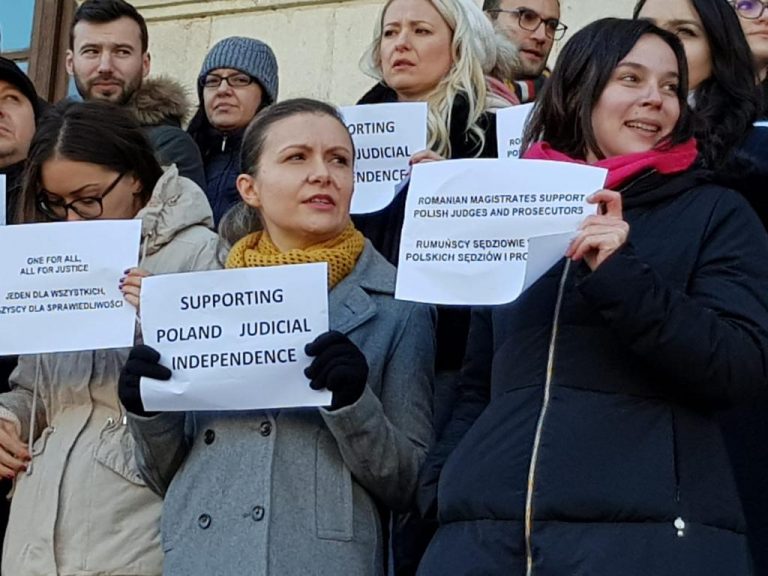 Solidaritate a magistraților români cu colegii din Polonia. Indignare faţă de lipsa de reacţie a CSM