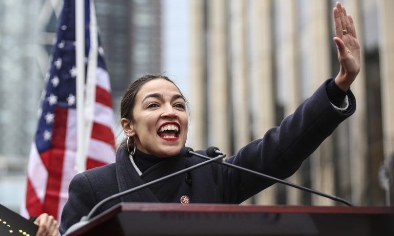 Alexandria Ocasio-Cortez, mesaj leninist către Jeff Bezos: Transformă Amazon într-o cooperativă muncitorească