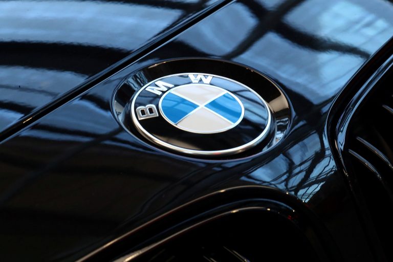 Coronavirusul închide trei dintre fabricile BMW din China