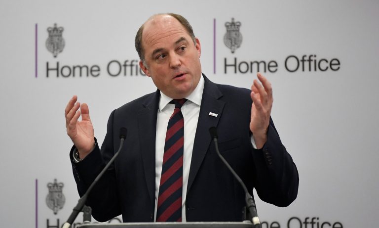 Marea Britanie acuză Rusia pentru telefoane false date miniştrilor britanici, printre care ministrul Apărării, Ben Wallace, şi ministrul de Interne, Priti Patel