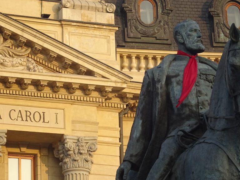 Primăria condusă de Firea i-a pus statuii Regelui Carol I cravată roșie