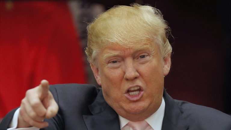 VIDEO | Trump a spus că FBI i-a percheziţionat locuinţa din Florida şi i-a spart seiful