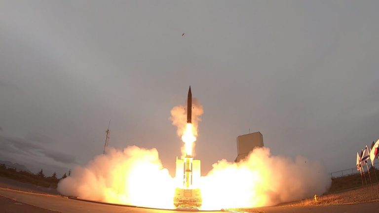 AFP: Iranul a prezentat o nouă rachetă balistică cu rază lungă de acţiune