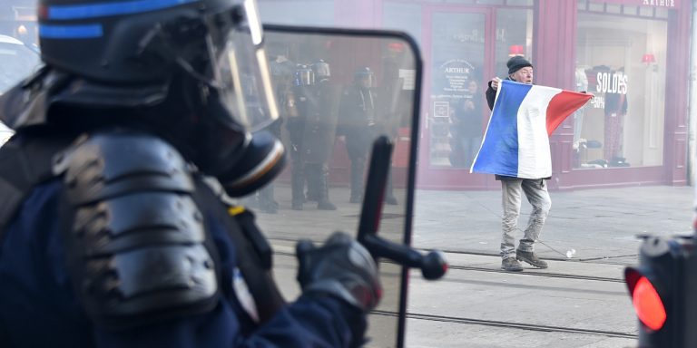 Forţele de ordine franceze renunţă la grenadele lacrimogene explozive care au lăsat infirmi mai mulţi protestatari