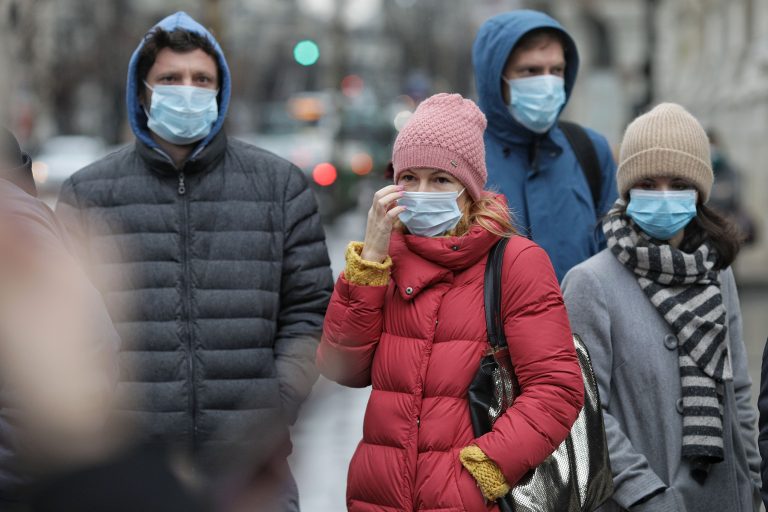STB începe, de vineri, să distribuie măști medicale către călători