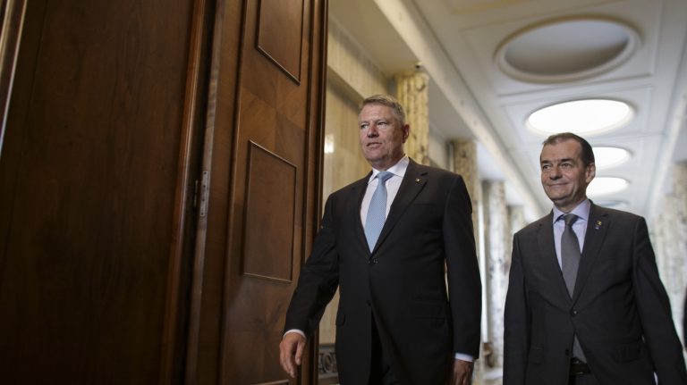 Părinții pot primi zile libere cât timp școlile sunt închise. Iohannis a promulgat legea