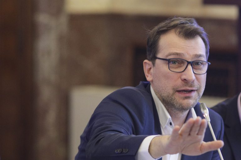 VIDEO | „Antihristul vă spune” și „Ni se pune în pericol mântuirea”. Ieșiri halucinante la dezbaterea pe cărțile electronice de identitate