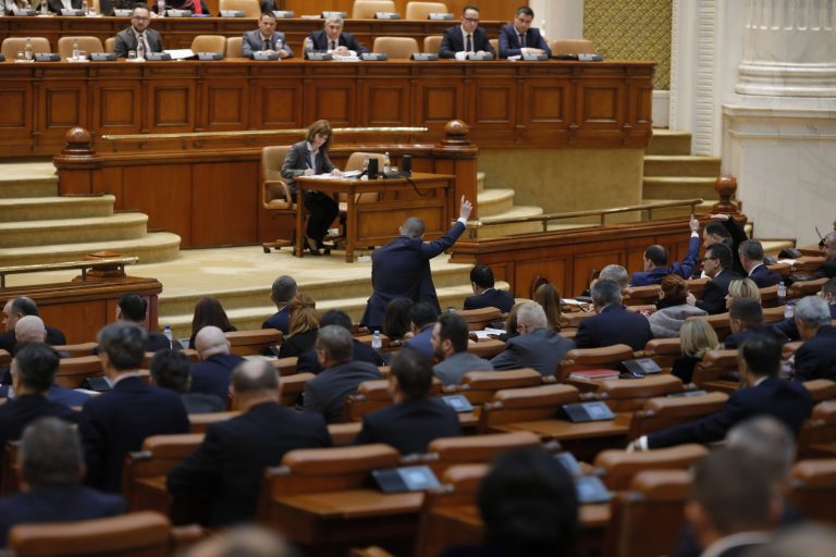 Lider liberal: Dacă abrogarea pensiilor speciale va fi neconstituțională, Guvernul își va asuma răspunderea / Categoriile vizate de lege