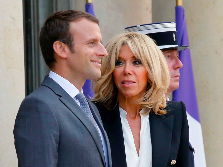 Preşedintele Macron denunţă “informaţiile false” conform cărora soţia sa ar fi o femeie transgender