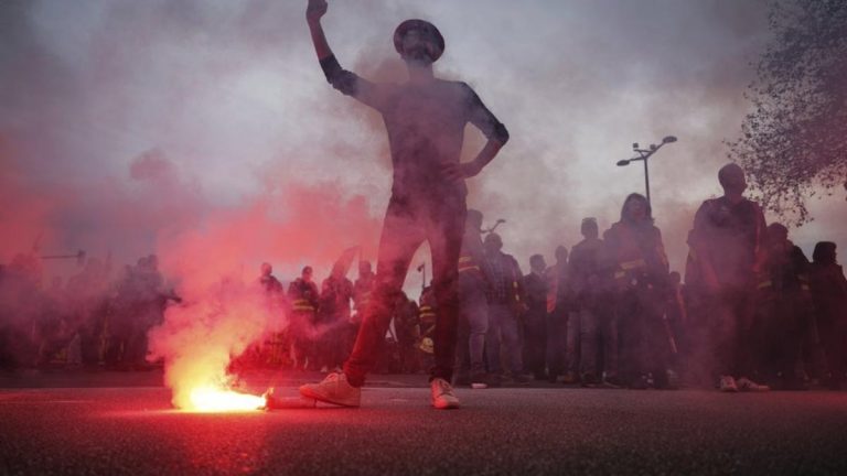 Paris: Poliţia a oprit cu gaze lacrimogene protestatarii care încercau să intre în sediul partidului lui Macron