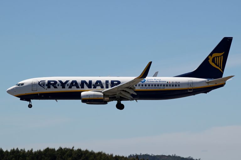 Un avion al Ryanair a revenit pe Otopeni, după ce la bord au fost degajări mari de fum. Aeronava, la primul zbor după o lună de de mentenanță