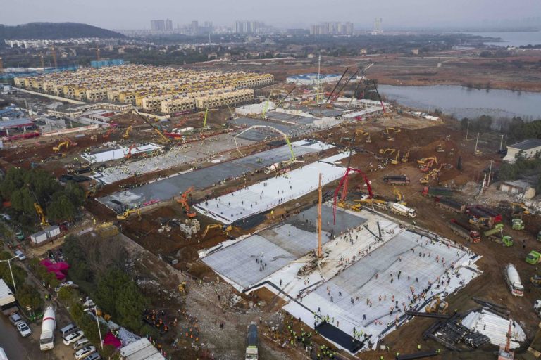 VIDEO China transmite LIVE construirea la Wuhan a celor două spitale pentru pacienții cu coronavirus