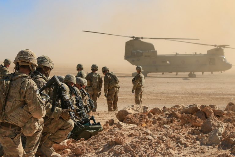 Armata americană se pregătește pentru retragerea din Irak. NATO rămâne pe poziții
