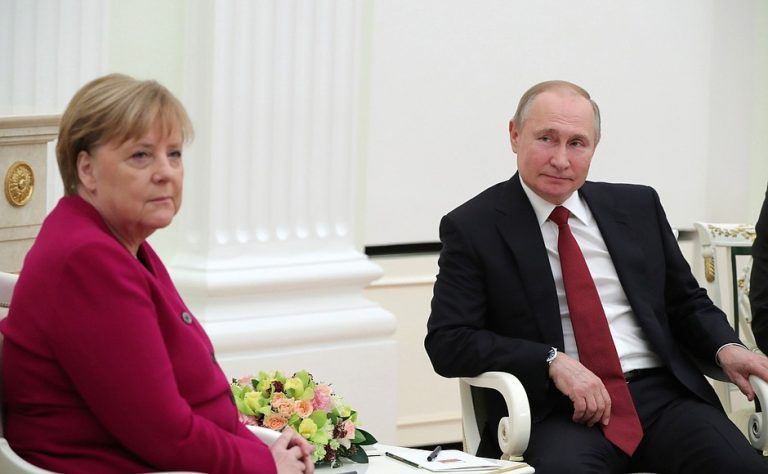 SONDAJ | Cum văd germanii sancțiunile împotriva Rusiei și eventuale roluri pentru Merkel și Schroder