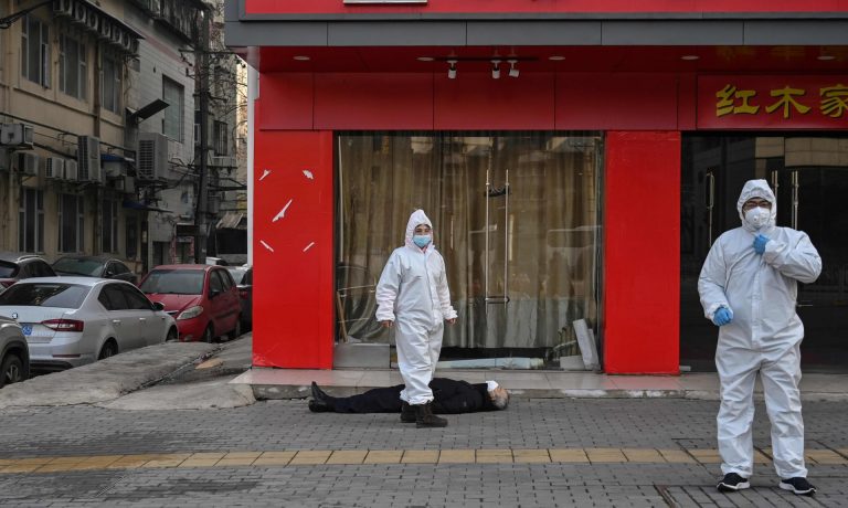 VIDEO Imagini apocaliptice din Wuhan, epicentrul coronavirusului: Trupul unui bărbat zace pe trotuar