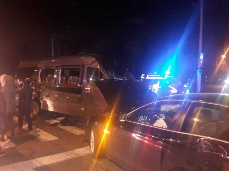 FOTO&VIDEO. Carambol cu patru mașini în București. 21 de persoane implicate