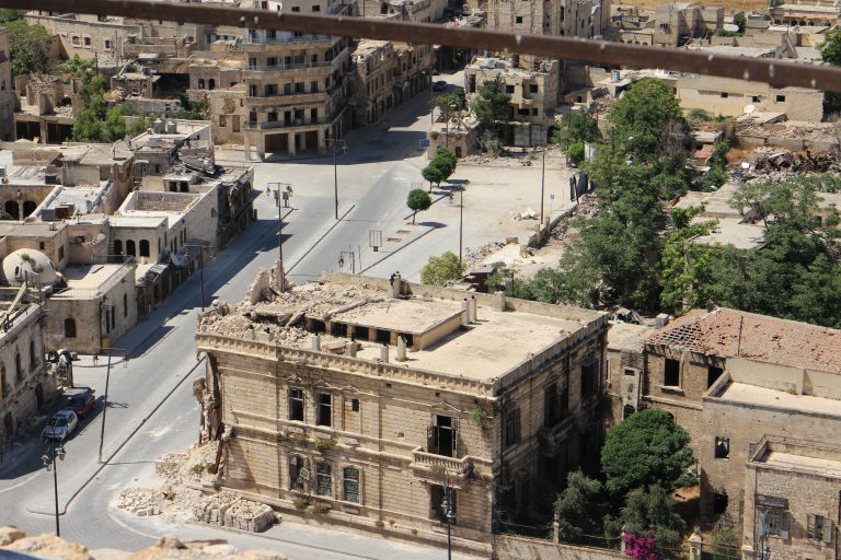 Ați uitat de Siria? La un pas de o nouă criză internațională: 700.000 de oameni au fugit spre Turcia