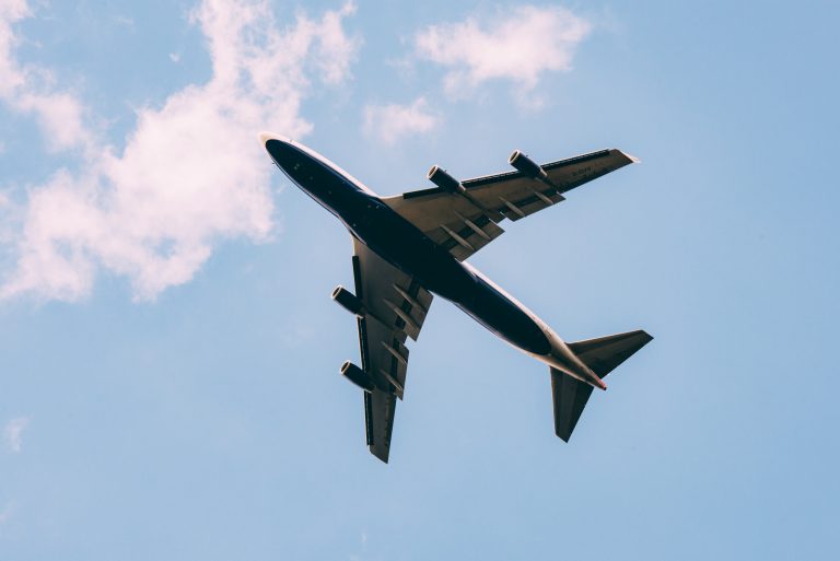Rusia nu aprobă traseele aeriene care ocolesc Belarusul. Două zboruri din Europa către Moscova, anulate