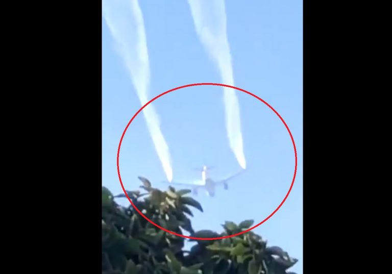 VIDEO | Un avion Boeing cu probleme tehnice și-a golit rezervoarele peste o școală. 20 de copii au fost afectați