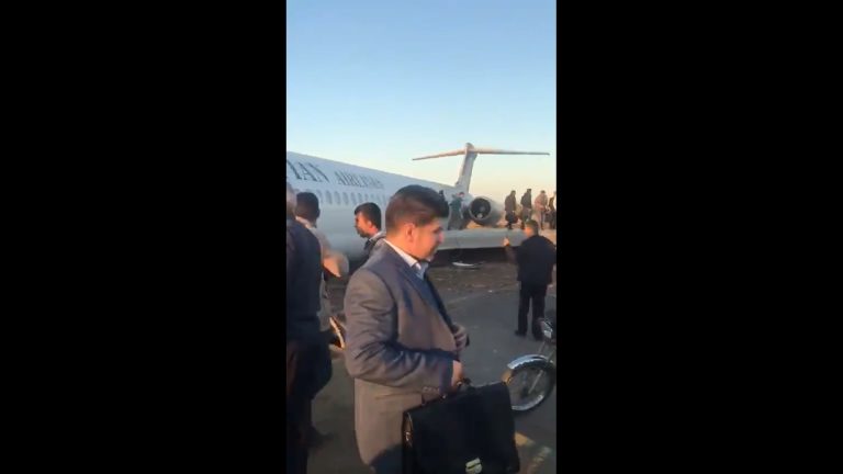 Un avion iranian cu 135 de pasageri a ajuns pe șosea după ce pilotul a ratat pista