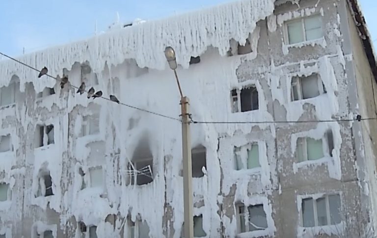 VIDEO | „Blocul-iceberg” din Rusia. Locatarii acuză autoritățile de indiferență: „E ca și cum nu există clădirea asta”