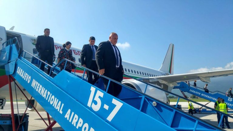 FOTO | Premierul, pistolul și sertarul cu bani. Scandal politic în Bulgaria: Borisov îl acuză pe șeful statului că îl spionează, în dormitor, cu drona