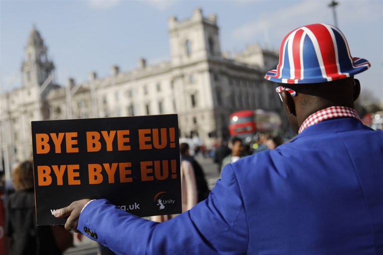 Cât timp vor mai putea călători românii doar cu buletinul în Marea Britanie
