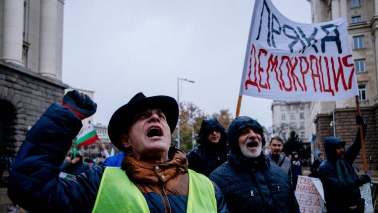 VIDEO Proteste cu gaze lacrimogene și zeci de răniți, la Sofia, din cauza penuriei de apă