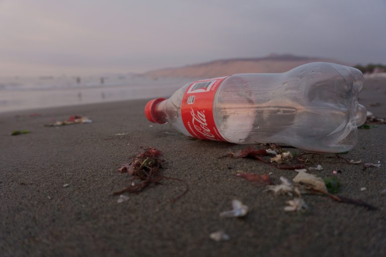 De ce nu vrea Coca Cola să renunțe la sticlele de plastic
