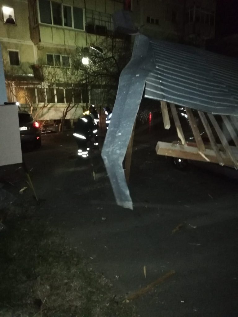 FOTO. Primele efecte ale codului galben: vântul a smuls izolația unui bloc din Râmnicu Vâlcea