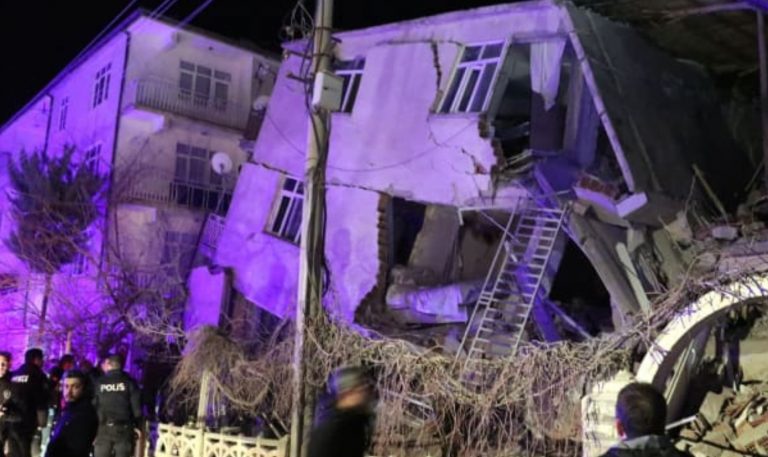 VIDEO | Cutremur de 6,7 grade în estul Turciei. Bilanț provizoriu: 15 morți, sute de răniți și clădiri prăbușite