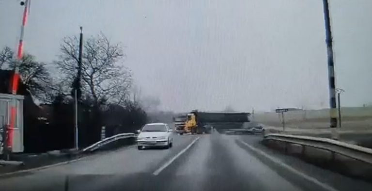 VIDEO Accident evitat în ultima clipă, în Hunedoara