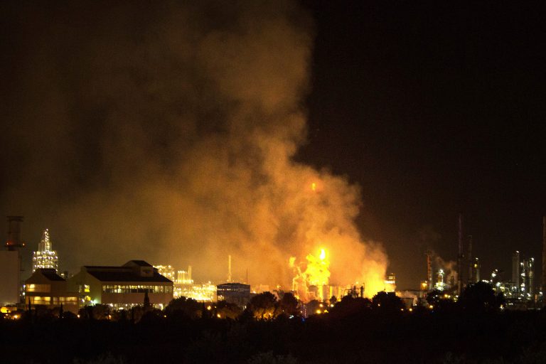 Explozie la o uzină chimică din provincia Tarragona, din Spania. Cel puțin patru persoane rănite