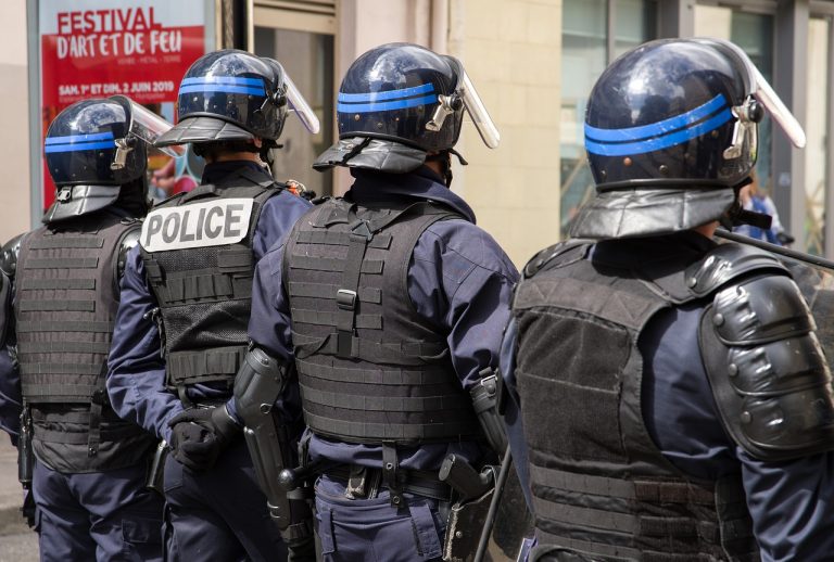 Atac cu cuțitul în apropiere de Paris. Agresorul a fost omorât de poliție