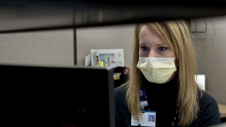 Procurorii au deschis o anchetă după ce prețurile la produsele sanitare au explodat în Italia. O mască sanitară care costa 1 cent se vinde online cu 10 euro.
