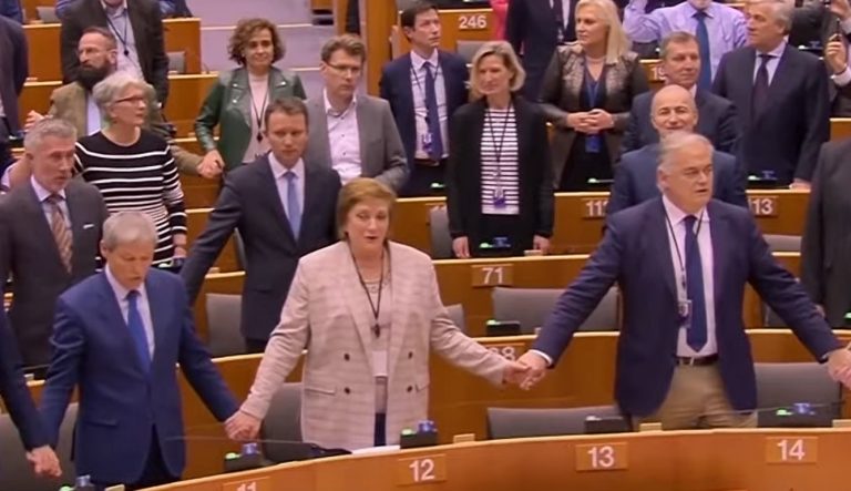 VIDEO | Momentul emoționant în care, uniți într-un cerc, europarlamentarii își iau adio de la britanici
