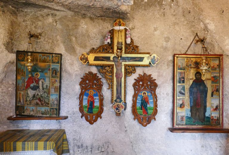 O mănăstire ortodoxă plutitoare ancorată într-un port, somată de autorităţile olandeze să plece