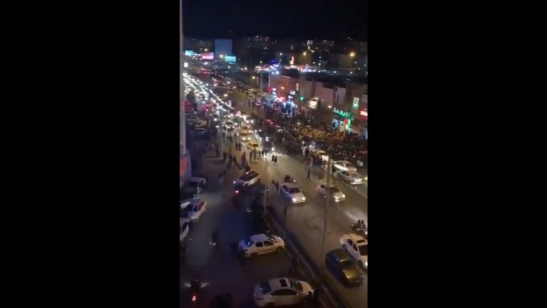 “Moarte dictatorului”, “Șahul fie binecuvântat” – noi proteste împotriva regimului în Iran