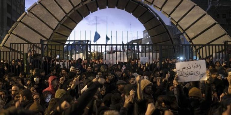 Expert în securitate: Arestarea ambasadorului britanic din Iran seamănă cu un „banc cu olteni” de pe vremuri
