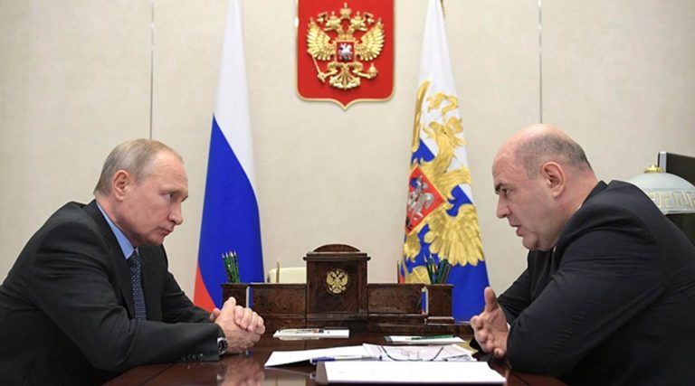 Vladimir Putin l-a numit în funcția de premier pe șeful Fiscului din Rusia