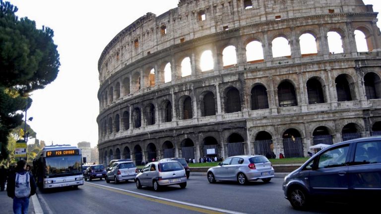 Primăria din Roma interzice temporar autovehiculele diesel, din cauza poluării