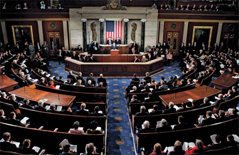 Atmosferă de „parlament românesc” la procesul destituirii lui Trump. Senatorii americani au adormit şi s-au jucat în timpul audierilor