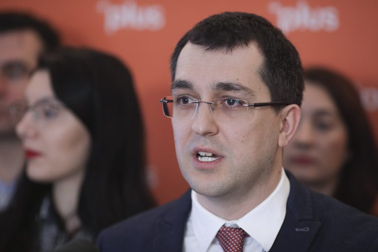 VIDEO | Voiculescu dă liber la malpraxis: Medicii de alte specialităţi pot îngriji pacienţi COVID-19, fără să răspundă pentru eventuale prejudicii