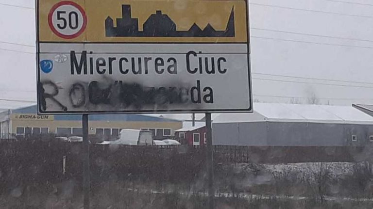 Cine a vopsit cu negru denumirea în limba maghiară a unor localităţi din Harghita şi Mureş, pe indicatoare rutiere. Anunțul poliției