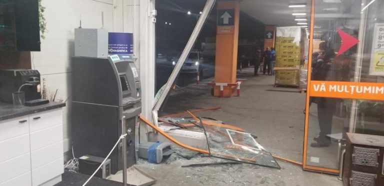 Șterpelire eșuată: 4 persoane au încercat să fure un bancomat, legându-l cu o chingă pentru a-l smulge cu mașina