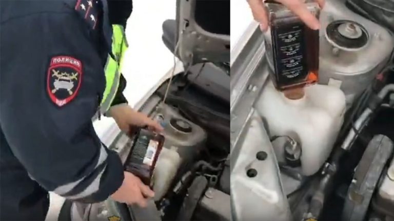 VIDEO | „Galaxia” Rusia: Un agent de circulație își spală parbrizul cu whisky „Jack Daniel’s”