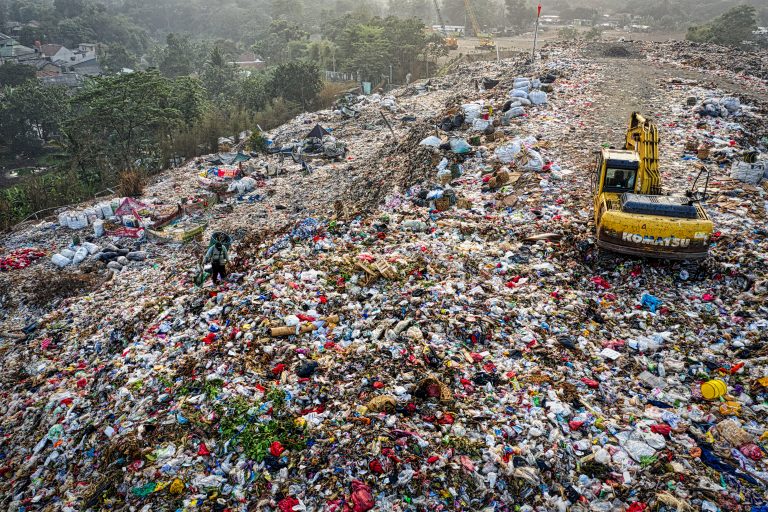 O taxă pentru acoperirea găurii lăsate de Brexit. Zeci de miliarde de euro, scoși din plastic